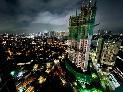 a city skyline at night with a tall building at New & Modern Cozy 1BR w/ Balcony@BGC, WiFi 300MBPS in Manila