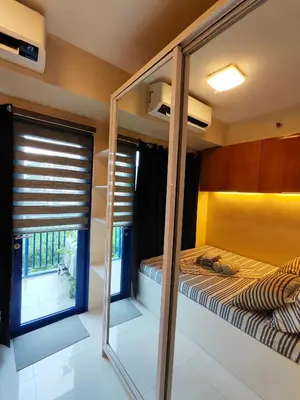 a bedroom with a bed and a window with blinds at Sea Residences 5mins walk to SM MoA, Arena, SMX, 55