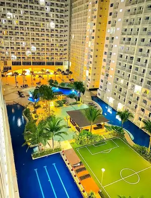 an aerial view of a tennis court in a city at Hawaii Suite by Guest Reservations Manila in Manila