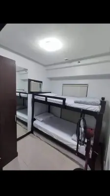 a room with two bunk beds in a room at Near Manila Airport, MAILZ HOMEZ COZY 2 Bedroom Condo, Full Kitchen, Swimming Pool, WIFI, 4R in Manila