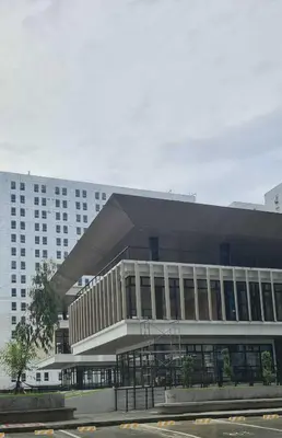 a large building with a lot of windows at Arveelene Bedspacing in Manila