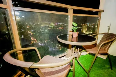a room with a table and chairs in front of a window at Bayfront Suite in Pasay Near NAIA Terminal, PICC, Star City, MOA and US Embassy - Pet-Friendly, Wi-Fi & Netflix, Free Swimming Pool, Sauna and Gym, Work from Home Ready in Manila