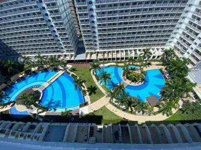 an aerial view of the pool at the paradiso resort at Macc Staycation Shell Residences Moa in Manila