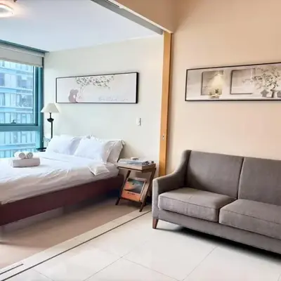 Thompson Suites Queen Room