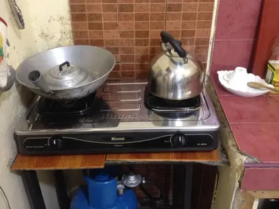 a pot and a pan on top of a stove at Guesthouse Cavite in Dasmariñas