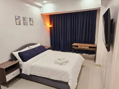 a bedroom with a bed and a window in it at BGC Beautiful Large 1 Bedroom Condo Sleeps 3 Adults in Manila