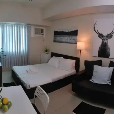 Condo in Makati studio type fast wifi Netflix