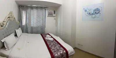 a bedroom with a bed with a teddy bear on it at \u65e5\u843d\u6d77\u6e7e\u516c\u9986 in Manila
