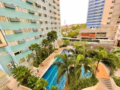 an overhead view of a swimming pool next to a building at Cozy & Affordable Stay Near Bgc #rt33005 in Manila