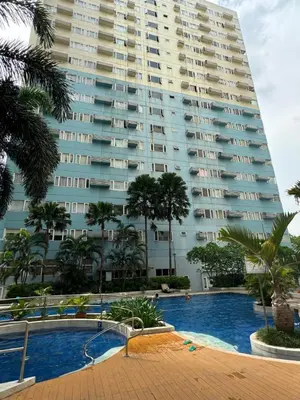 a large apartment building with a large swimming pool at Fully Furnished 1BR Ridgewood Towers with 200Mbps WIFI in Manila