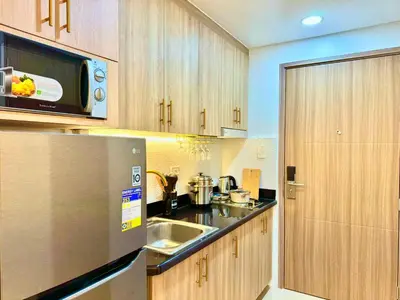 a kitchen with a sink and a microwave at Hotel-Like Staycation2 MOA Pasay in Manila