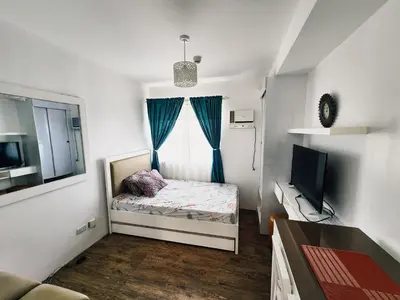 a small room with a bed and a window at Mannah's Place in Santo Domingo