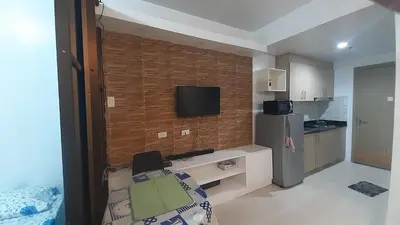 a small room with a kitchen and a room with a kitchen gmaxwell gmaxwell gmaxwell gmaxwell at Jinh's place to STAYCATION in Manila