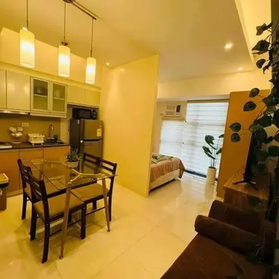 Staycation in Mckinley walking distance to Venice Mall