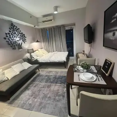 Cozy Makati Condo Getaway with balcony
