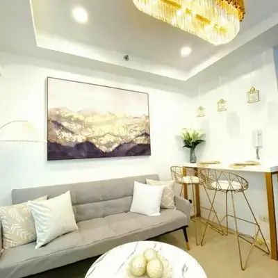 1BR Balcony Luxury Condo Shore 2 Near MOA & NAIA
