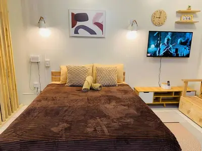 a large bed in a room with a tv at Fablo Getaway beside EK in Santa Rosa