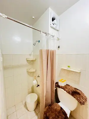 a small bathroom with a toilet and a shower at Fablo Getaway in Santa Rosa