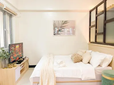 a bedroom with a white bed in a room at Prime Condo Living Near Venice Canal #msert26k in Manila