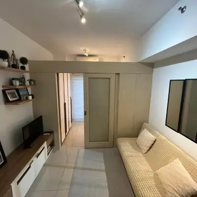 Makati High rise 1 Bedroom Condo with Balcony