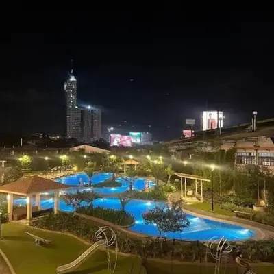 1-BR Condo with Pool & Skyline Views in Pasig