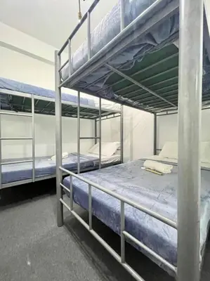 two bunk beds are in a room withthritisthritisthritisthritisthritisthritisthritisthritis at Cedar House in Manila