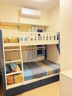 a room with two bunk beds in a room at \u9a6c\u5c3c\u62c9\u6e7e\u4e09\u623f\u516c\u5bd3 in Manila