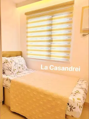 a small bedroom with a bed and a window at La Casandrei in San Agustin