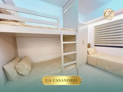 a small room with two bunk beds in it at La Casandrei in San Agustin