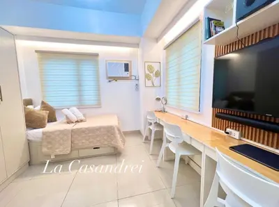 a room with a desk and a bed and a tv at La Casandrei in San Agustin