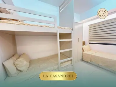 a small room with two bunk beds in it at La Casandrei in San Agustin