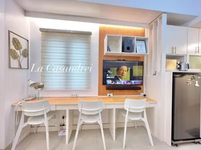 a kitchen with a table and chairs and a television at La Casandrei in San Agustin