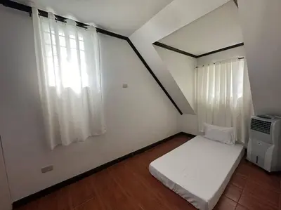 a small room with a bed and a window at Florie's Home in Santa Rosa