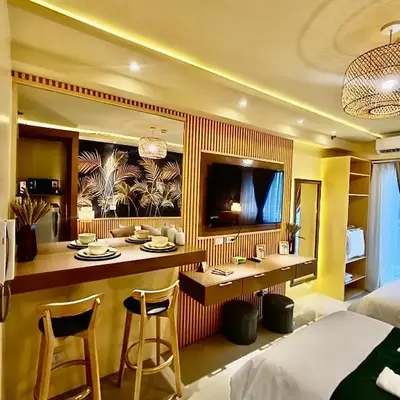 Crib2Go Lupita Suite with City Street View