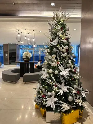 a christmas tree in the middle of a lobby at shore 880 staycation in Manila