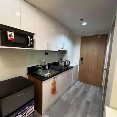 Stylish and Modern Suite with Pool Access and Parking