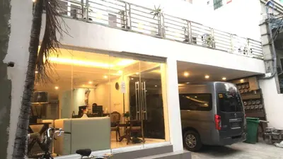 a van parked in front of a building with a balcony at OYO 1128 HOTEL SANGCO in Manila