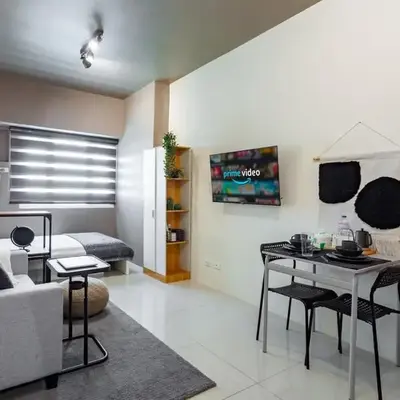 Makati Condo Near NAIA & Greenbelt - Free Parking!