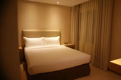 a hotel room with a bed and a window at Jinjiang Inn - Ortigas in Manila