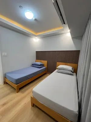 two beds in a small room with at Acqua Escape in Manila