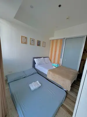 two beds in a small room withthritisthritisthritisthritisthritisthritisthritisthritisthritis at Skyrest Staycation - Azure Urban Resort in Manila