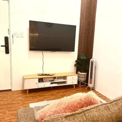 EDSA Cozy 3BR near MRT w Netflix and Karaoke Fun