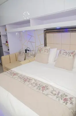 a large bed with white sheets and pillows at Stylish Condo at Shore 2 Residences near MOA & Airport in Manila