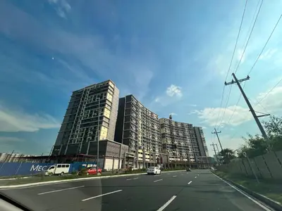 a large building on the side of a road at Gentry Manor 2-Bed Near MOA&NAIA Okada Seaviw TV Netflix 17U in Manila