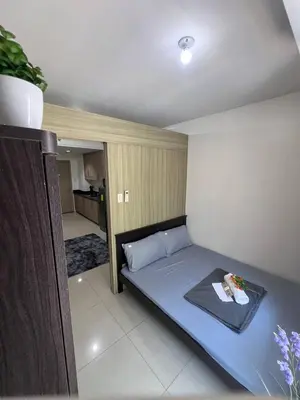 a small bedroom with a blue bed in a room at Unistay SHORE Residence amazing pool view in Manila
