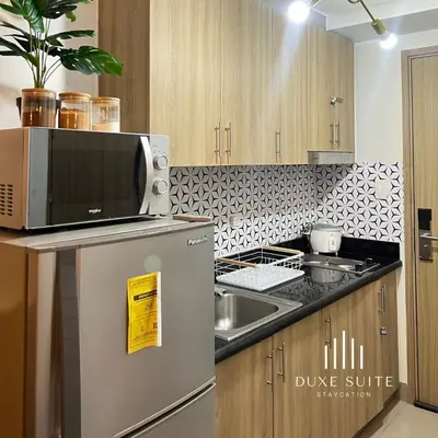 a kitchen with a microwave and a sink at Cozy Vibes near Moa & Naia Airport Wifi Netflix-Duxe8 in Manila