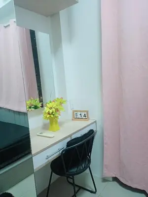 a black chair sitting in front of a mirror at Shore residence Tower D moa ecom view cozy bedroom in Manila