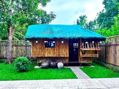 a small hut with a blue roof in a yard at Amadeo Verde in Amadeo