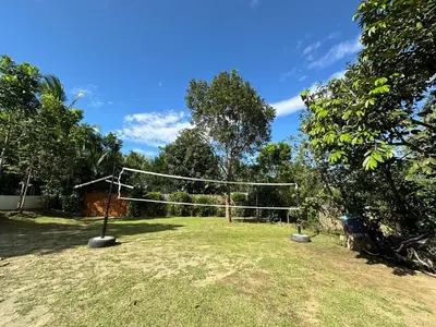 a volley ball net in a yard with trees at Amadeo Verde in Amadeo