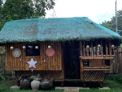 a small hut with a thatched roof with a starfish at Amadeo Verde in Amadeo